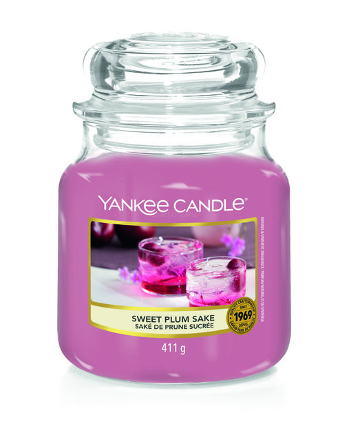 ŚWIECA ZAPACHOWA YANKEE CANDLE ŚREDNIA SWEET PLUM SAKE